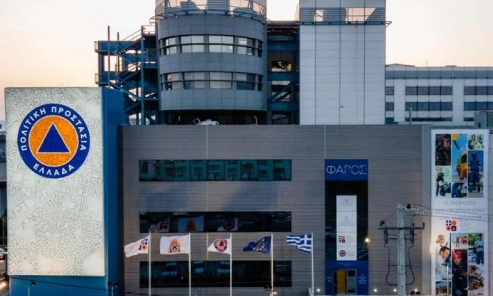 Άγνωστοι σκόρπισαν τρικάκια έξω από το κτίριο της Πολιτικής προστασίας